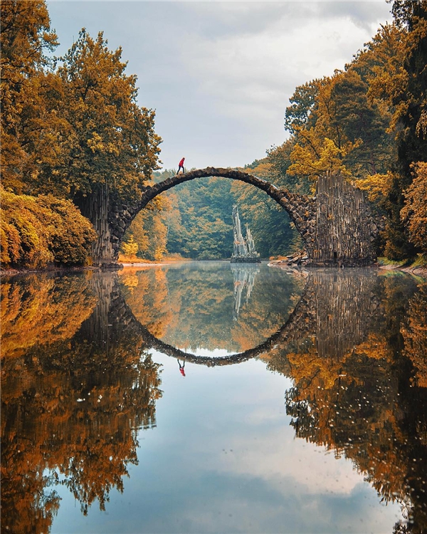 
Vòng tròn hoàn hảo giữa thiên nhiên Rakotzbrücke ở Kromlau, Đức. (Ảnh: IG @jacob)